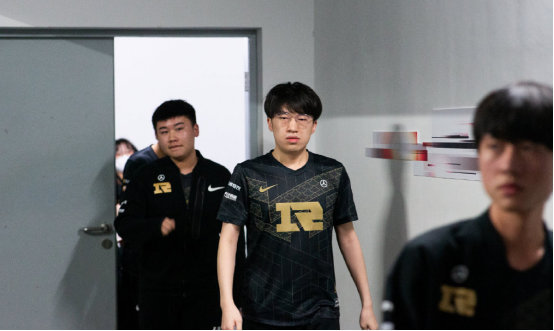 她的表现愈 她的表现愈